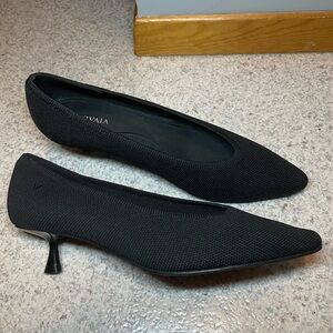 Vivaia pointed-Toe Kitten Heels (Scarlett) in Black